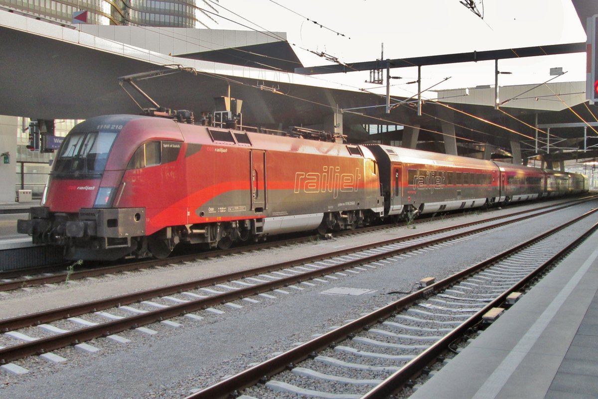 RailJet mit 1116 218 steht am 16 September 2015 in Wien Hbf.