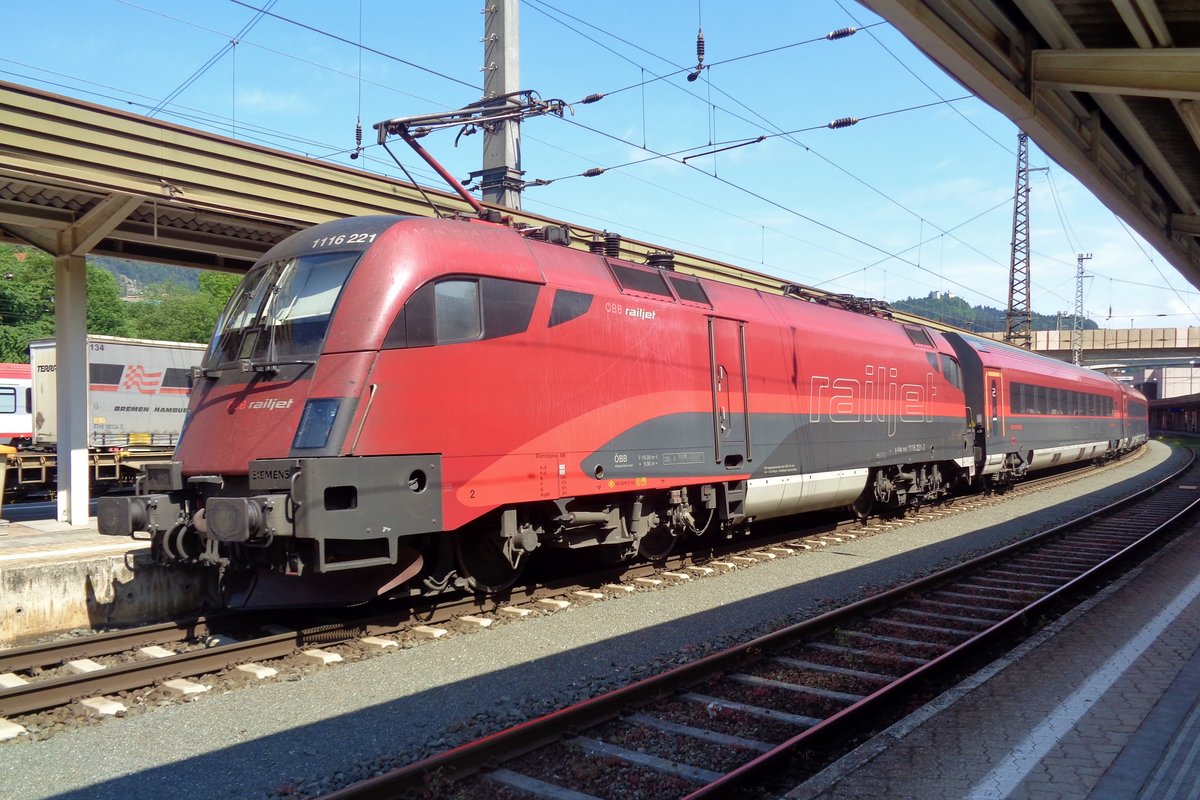 RailJet mit 1116 221 steht am 19 Mai 2018 in Kufstein. 