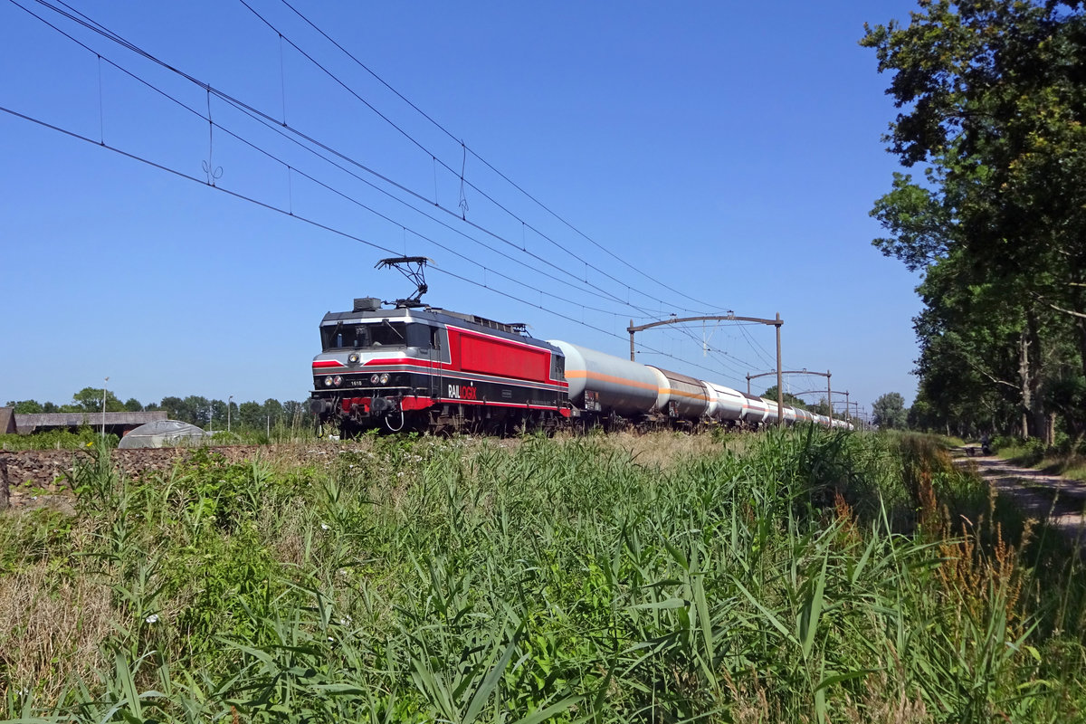 RaiLogic 1618 zieht ein Gaskesselwagenzug nach Rotterdam durch Oisterwijk am 28 Juni 2019.