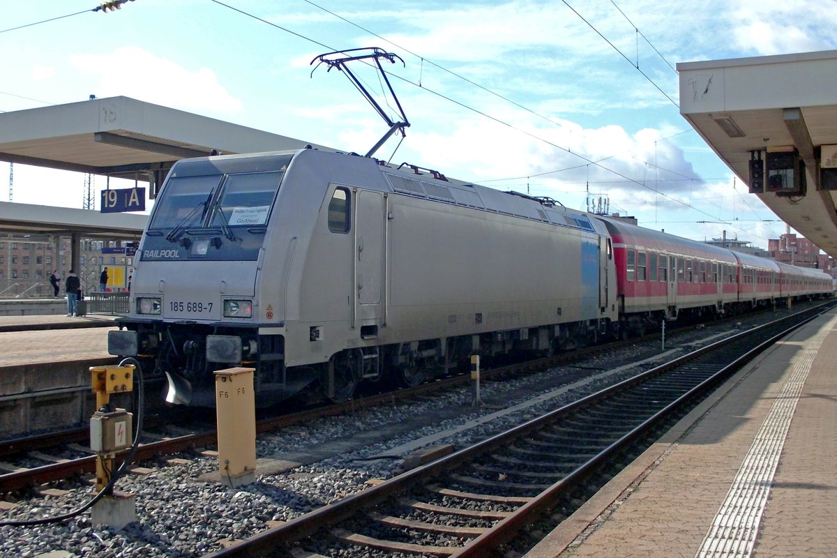 Railpool 185 689 steht mit ein DB Regiozug am 21 Februar 2020 in Nürnberg Hbf.