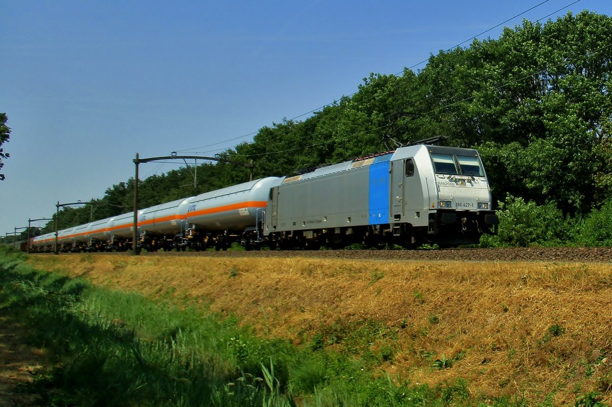 Railpool 186 427 passiert Tilburg Oude Warande am 28 Juli 2018.