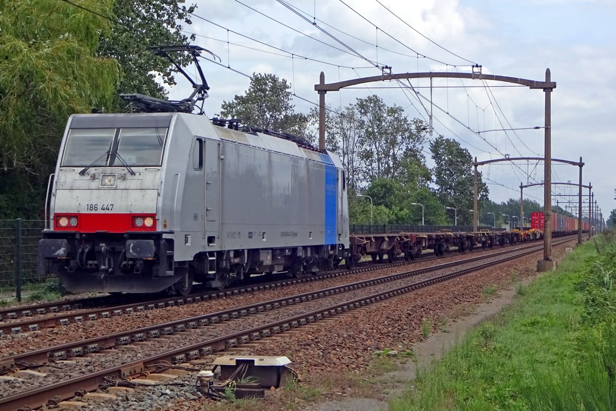 Railpool 186 447 schleppt ein beinahe leeren Containerzug bei Hulten am 16 Augustus 2019.