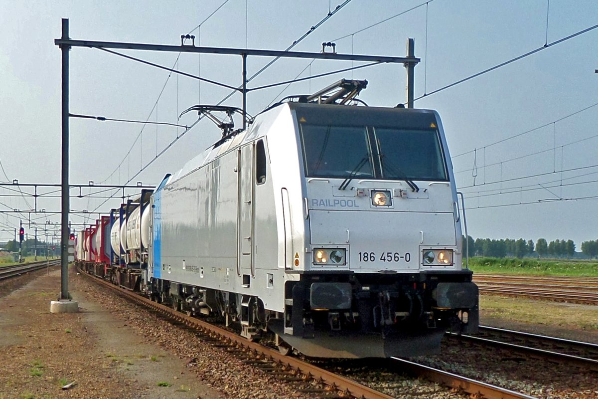 Railpool 186 456 durchfahrt am 23 Juli 2016 mit deren KLV Lage Zwaluwe. 