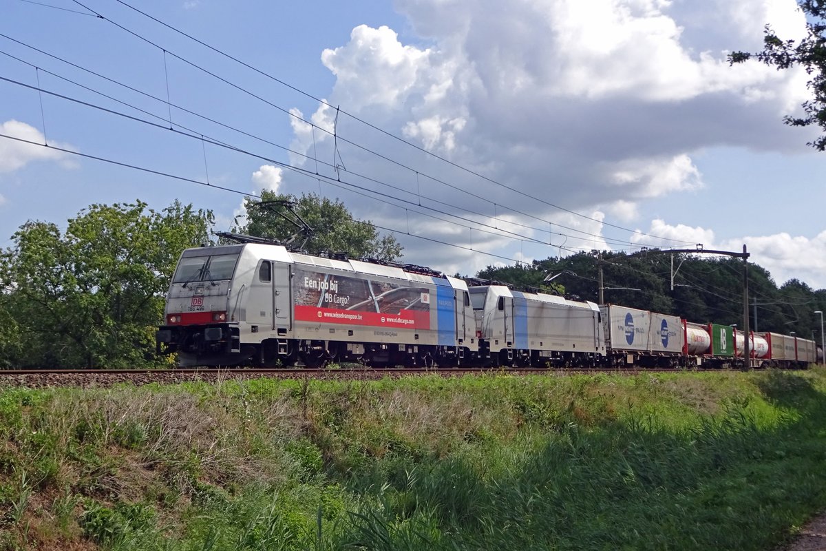 Railpool 186 496 schleppt ein Mischguterzug bei Tilburg Oude Warande am 12 Augustus 2019.