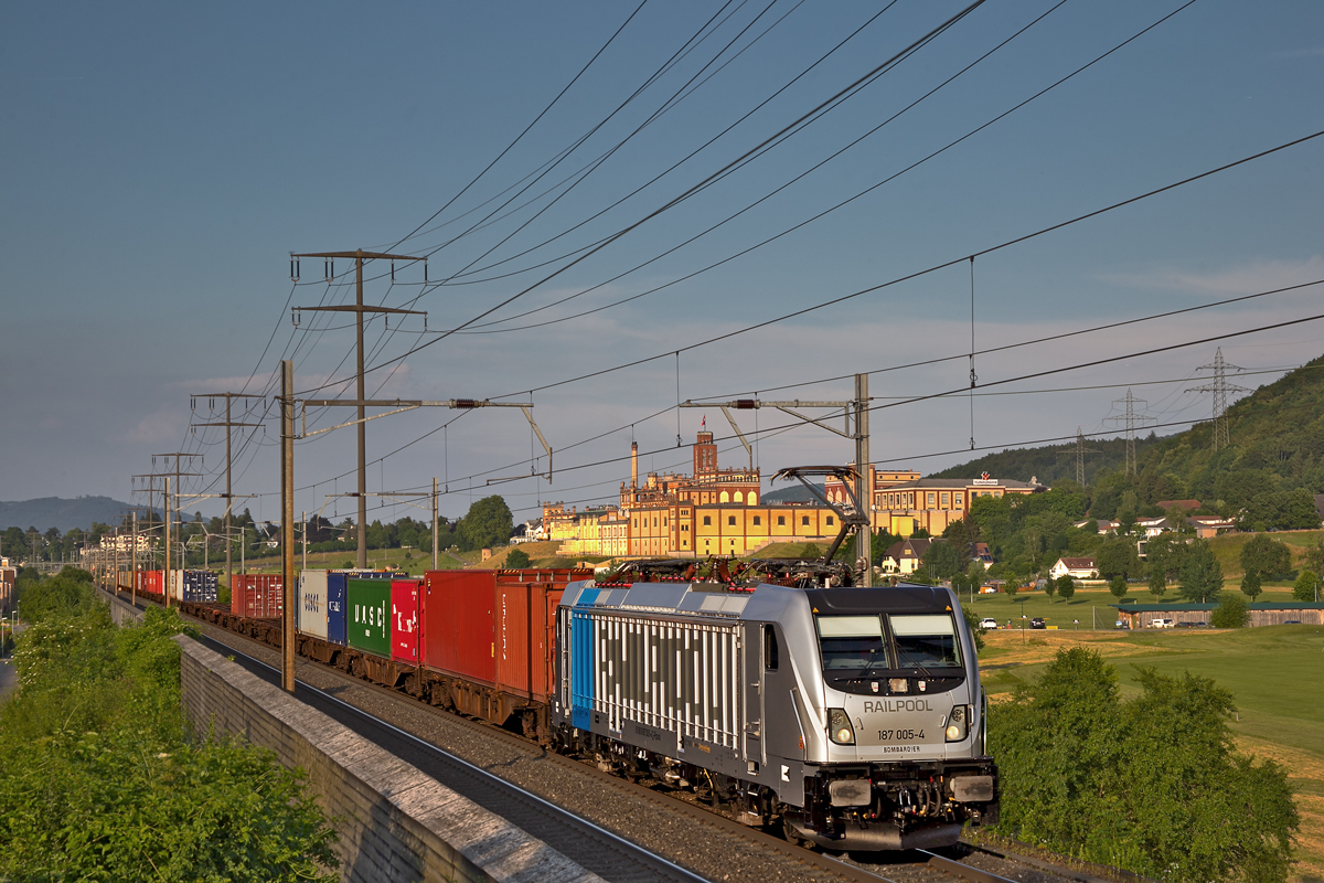 Railpool 187 005-4 fhrt in Weinfelden mit einem UKV Zug vor der Brauerei Feldschlsschen vorber.Bild Juni 2015