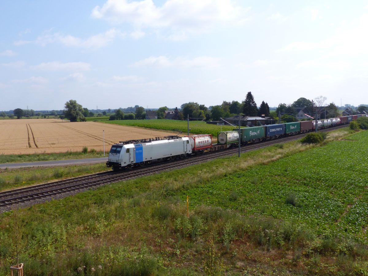 Railpool Lok 186 297-8 Baumannstrasse, Praest bei Emmerich. 06-07-2018.

Railpool loc 186 297-8 Baumannstrasse, Praest bij Emmerich. 06-07-2018.