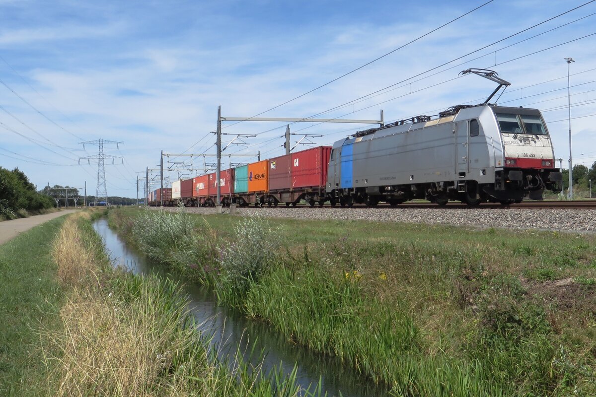 Railpool/KRE 186 493 zieht ein KLV durch Valburg am 28 Juli 2022.