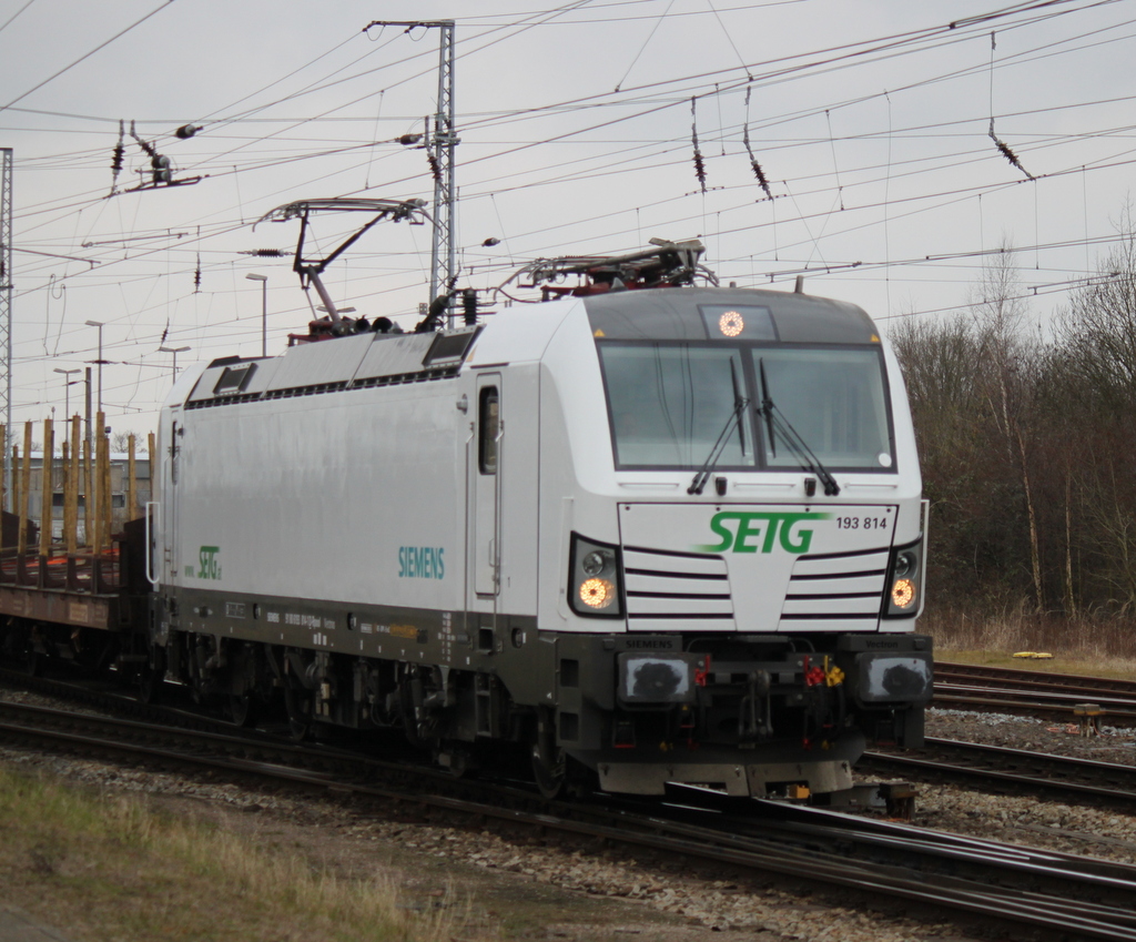 Railpool/SETG-Vectron 193 814-1 mit Holzzug von Stendal-Niederg�rne nach Rostock-Bramow  bei der Durchfahrt im Rostocker Hbf.15.03.2015