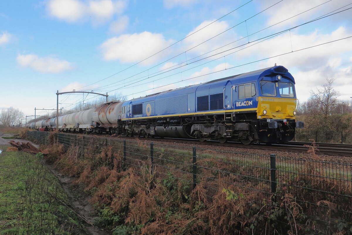 RailTraxx 266 009 ist am 8 Dezember 2021 mit ein Staubguterzug bei Tilburg-Reeshof unterwegs nach Venlo. 