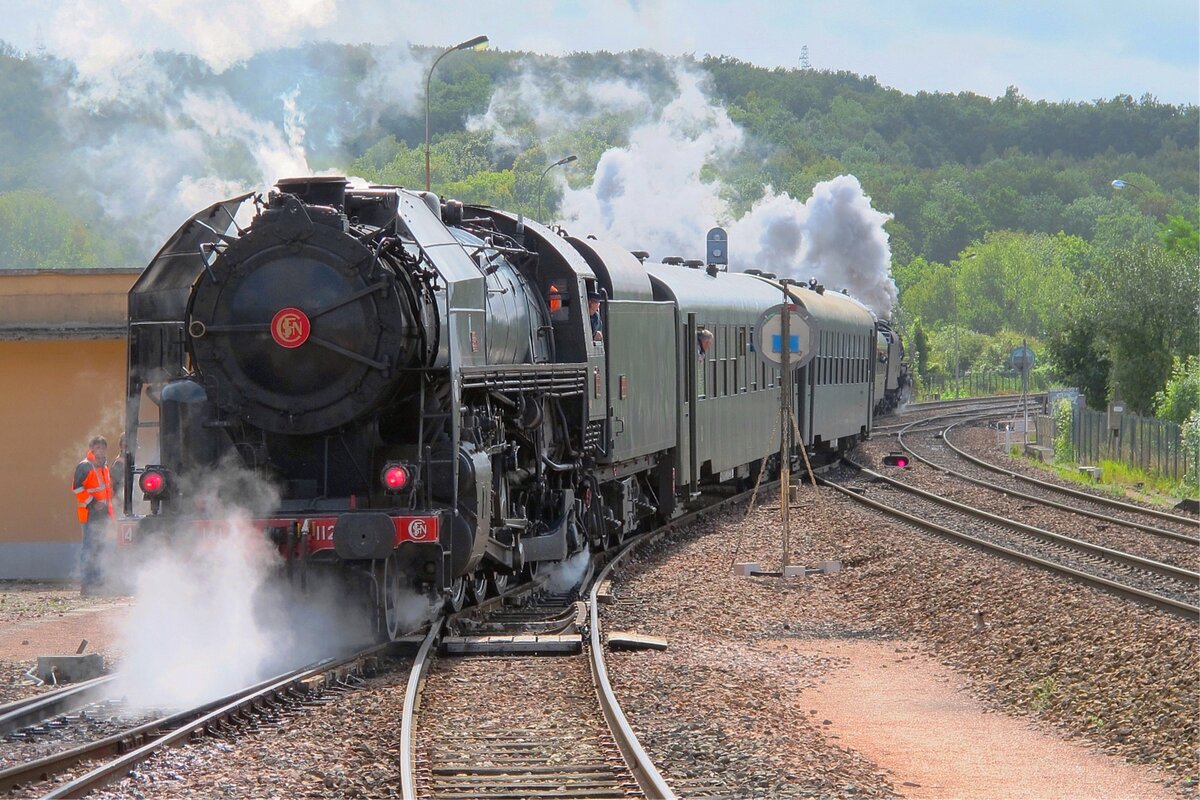 Rangierbewegung für 141 R-1126 und Extrazug in Longueville am 19 September 2011.