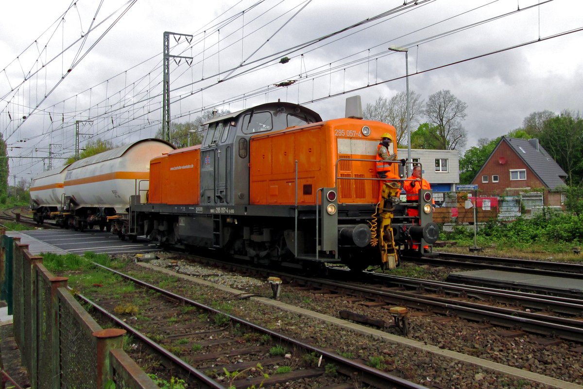 Rangierfahrt von Bocholter Eisenbahn 295 057 in Emmerich am 14 April 2014.