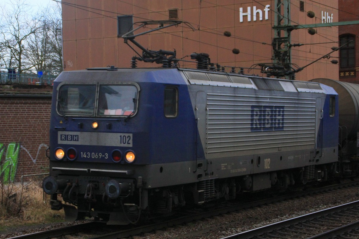 RBH 102 Lokportrait mit Kesselwagenzug am 10.01.2015 in Hamburg-Harburg 
auf dem Weg nach Süden