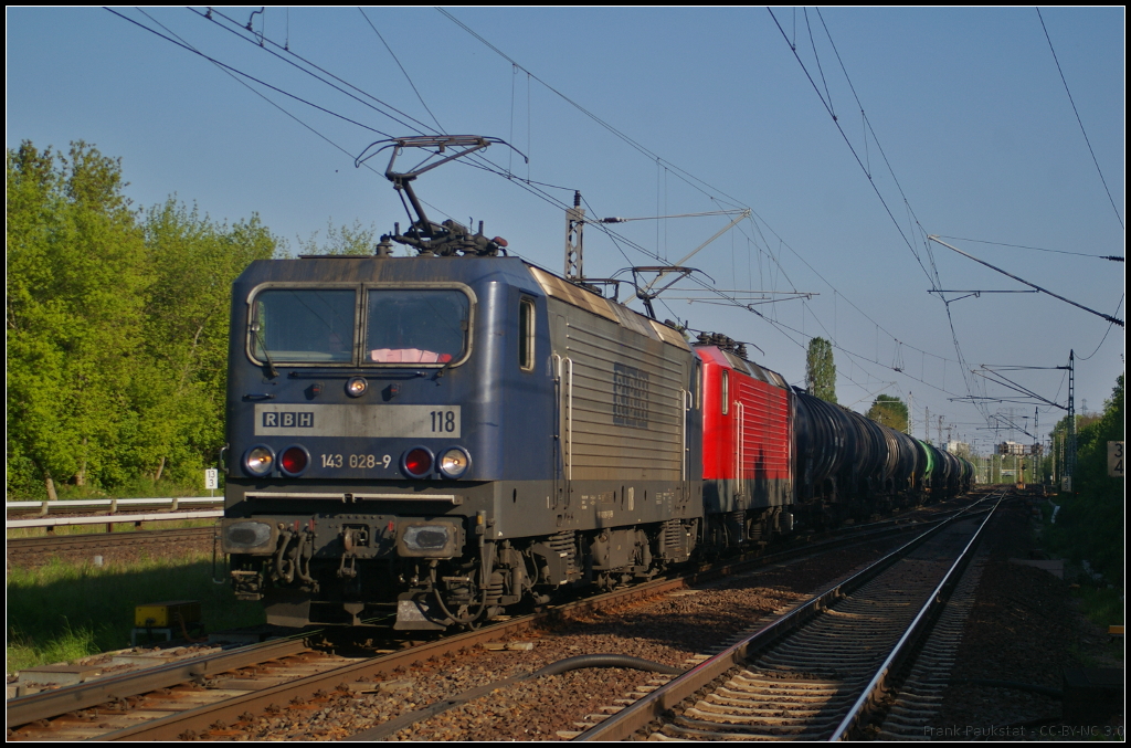 RBH 118 / 143 028-9 und 143 822 ziehen am 11.05.2017 einen Kesselwagenzug durch Berlin-Hohensch�nhausen
<br>
++ 18.09.2019 bei Bender, Opladen