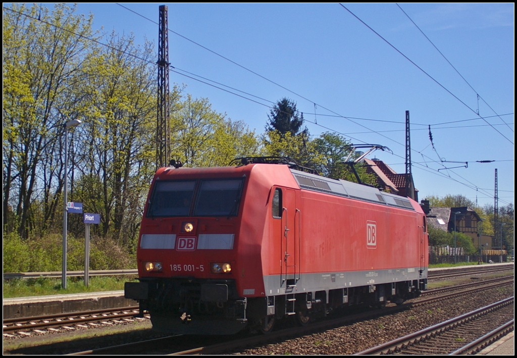 RBH 235 / 185 001-5 in Wustermark-Priort, 21.04.2015
<br><br>
Gebaut wurde die Lok von Bombardier im Jahr 2000. Vorgestellt wurde der Prototyp auf der InnoTrans im gleichen Jahr. 2002 wurde sie an DB Cargo ausgeliefert. Von 2009 bis 2010 war die Lok z-gestellt und wurde dann an die RBH Logistics GmbH vermietet (NVR-Nummer 91 80 6185 001-5 D-DB)