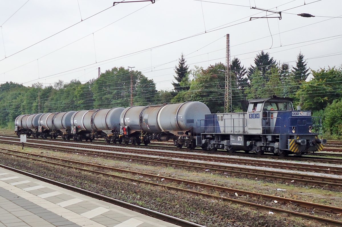 RBH 673 verschiebt en Kesselwagenzug in Gladbeck-West am 19 September 2014.