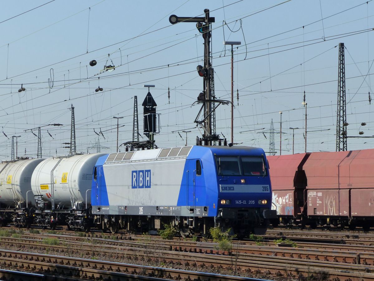 RBH Lok 145-CL 205 Oberhausen West, 11-09-2015.

RBH locomotief 145-CL 205 Oberhausen West, 11-09-2015.