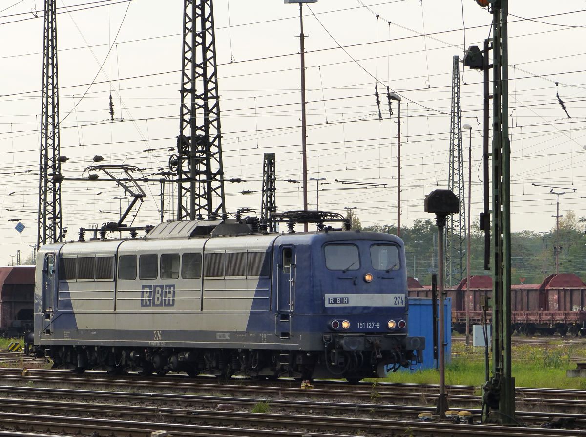 RBH Lok 274 (151 127-8) Oberhausen West 30-10-2015.

RBH loc 274 (151 127-8) Oberhausen West 30-10-2015.