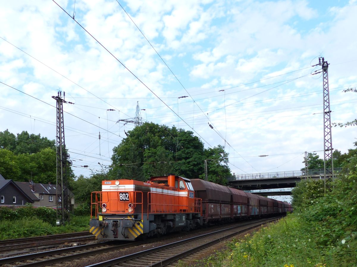 RBH (Rail Barge Harbour) Diesellok 802 (275 802-3) Hoffmannstrasse, Oberhausen 08-07-2016.


RBH (Rail Barge Harbour) dieselloc 802 (275 802-3) Hoffmannstrasse, Oberhausen 08-07-2016.