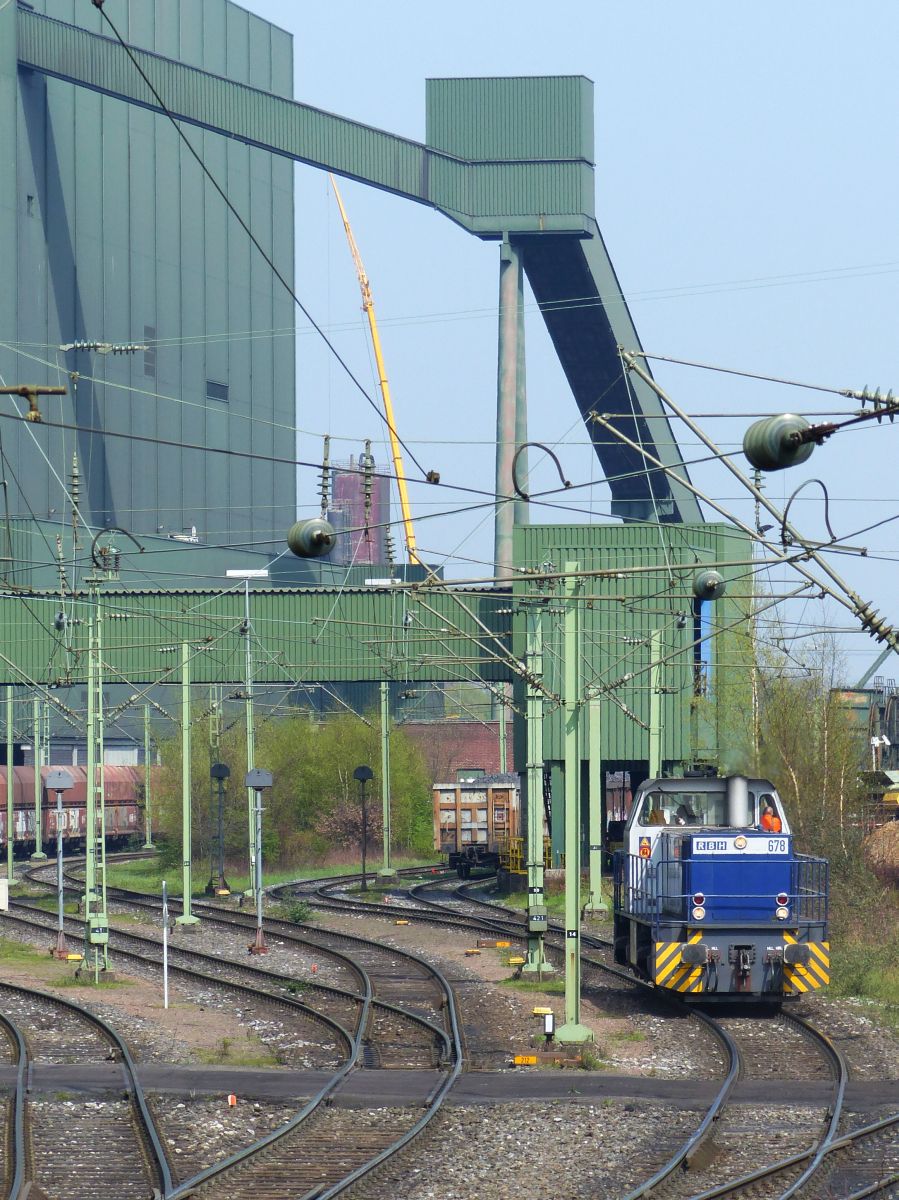 RBH (Rail Barge Harbour) Diesellok 678 MaK G1204 BB Baujahr 1984. Kokerei Prosper, Bottrop 12-04-2018.

RBH (Rail Barge Harbour) dieselloc 678 MaK G1204 BB bouwjaar 1984. Kokerei Prosper, Bottrop 12-04-2018.