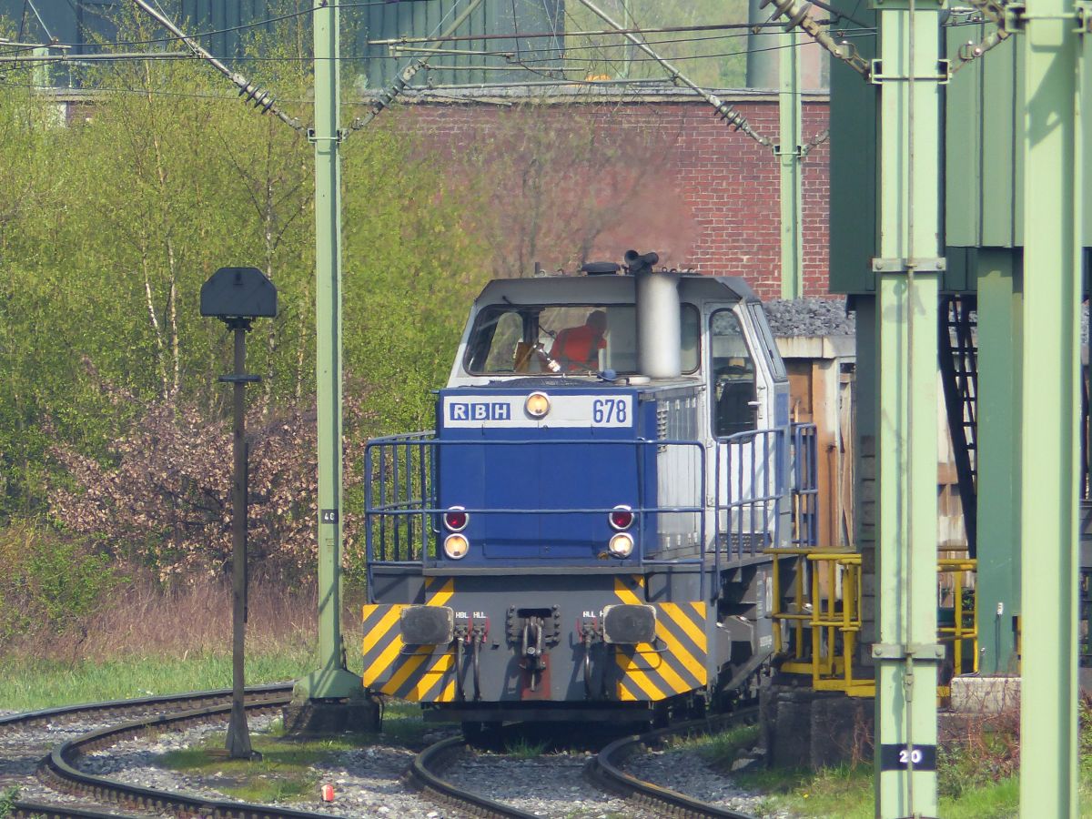 RBH (Rail Barge Harbour) Diesellok 678 MaK G1204 BB Baujahr 1984. Kokerei Prosper, Bottrop 12-04-2018.

RBH (Rail Barge Harbour) dieselloc 678 MaK G1204 BB bouwjaar 1984. Kokerei Prosper, Bottrop 12-04-2018.