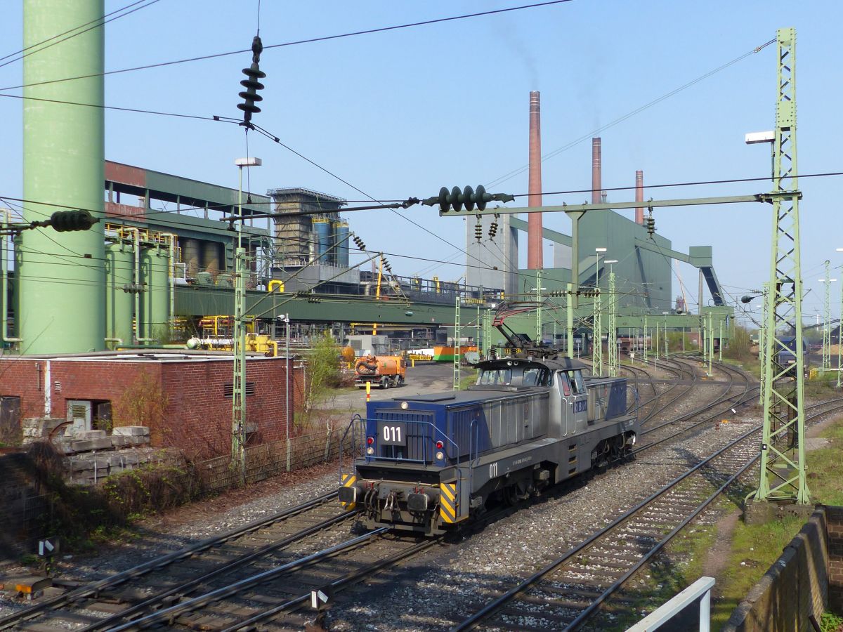 RBH (Rail Barge Harbour) elektrische loc 011 type Henschel E1200. Kokerei Prosper, Bottrop 12-04-2018.