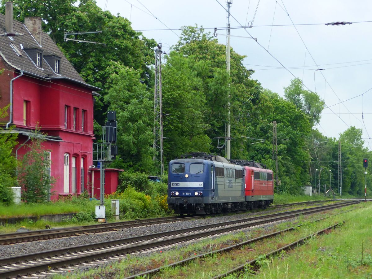 RBH (Rail Barge Harbour) Lok 276 (151 151-8) und 273 (151 083-3), Lintorf 18-05-2017.

RBH (Rail Barge Harbour) loc 276 (151 151-8) en 273 (151 083-3) voormalig station Lintorf bij de Kalkumerstrasse, Lintorf 18-05-2017.