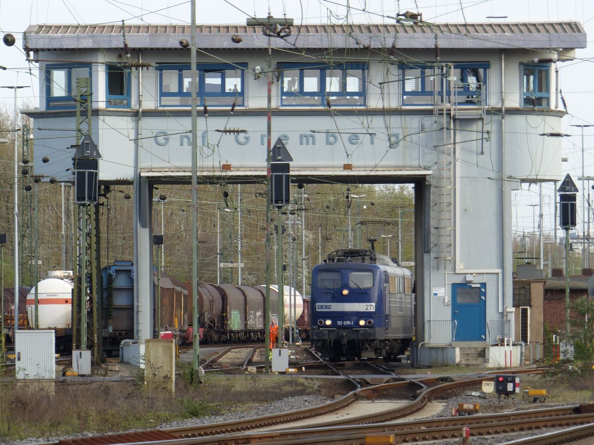 RBH (Rail Barge Harbour) Lok 271 (151 079-1) bei K�ln Gremberg Gnf (Gremberg Nord Fahrdienstleitung), Porzer Ringstra�e, K�ln 31-03-2017.

RBH (Rail Barge Harbour) loc 271 (151 079-1) bij seinhuis Keulen Gremberg Gnf (Gremberg Nord Fahrdienstleitung), Porzer Ringstra�e, Keulen 31-03-2017.