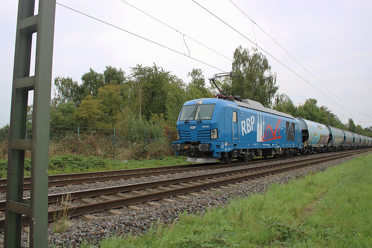 RBP 248 051 zieht am 8 Augustus 2025 ein Getreidezug durch Kaarst Broicherseite.