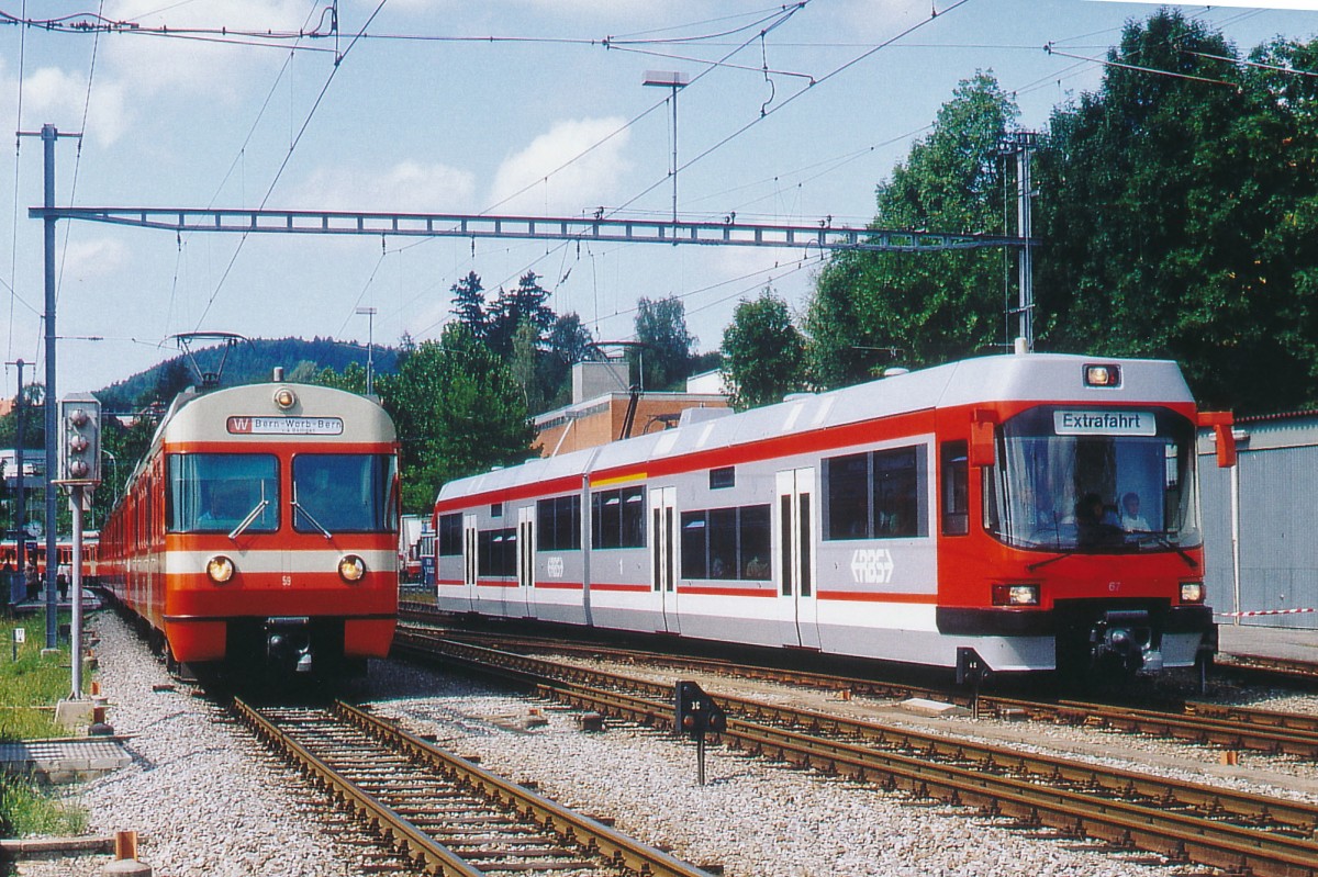 RBS: Sehr seltene Begegnung der Triebzge Be 4/8 59  MANDARINLI  von SIG BBC (1978) und Be 4/8 67 (1991) in Bolligen im Jahre 1993. Mehrere Be 4/8 aus dem Jahre 1959 wurden ab 2006 zu Be 4/12 verlngert und die Be 4/8 von 1991 wurden ab 1994 zu ABe 4/12 umgebaut. Eingesetzt wurden die grau-roten Triebzge auf der Parade-Strecke Solothurn-Bern.
Foto: Walter Ruetsch 
