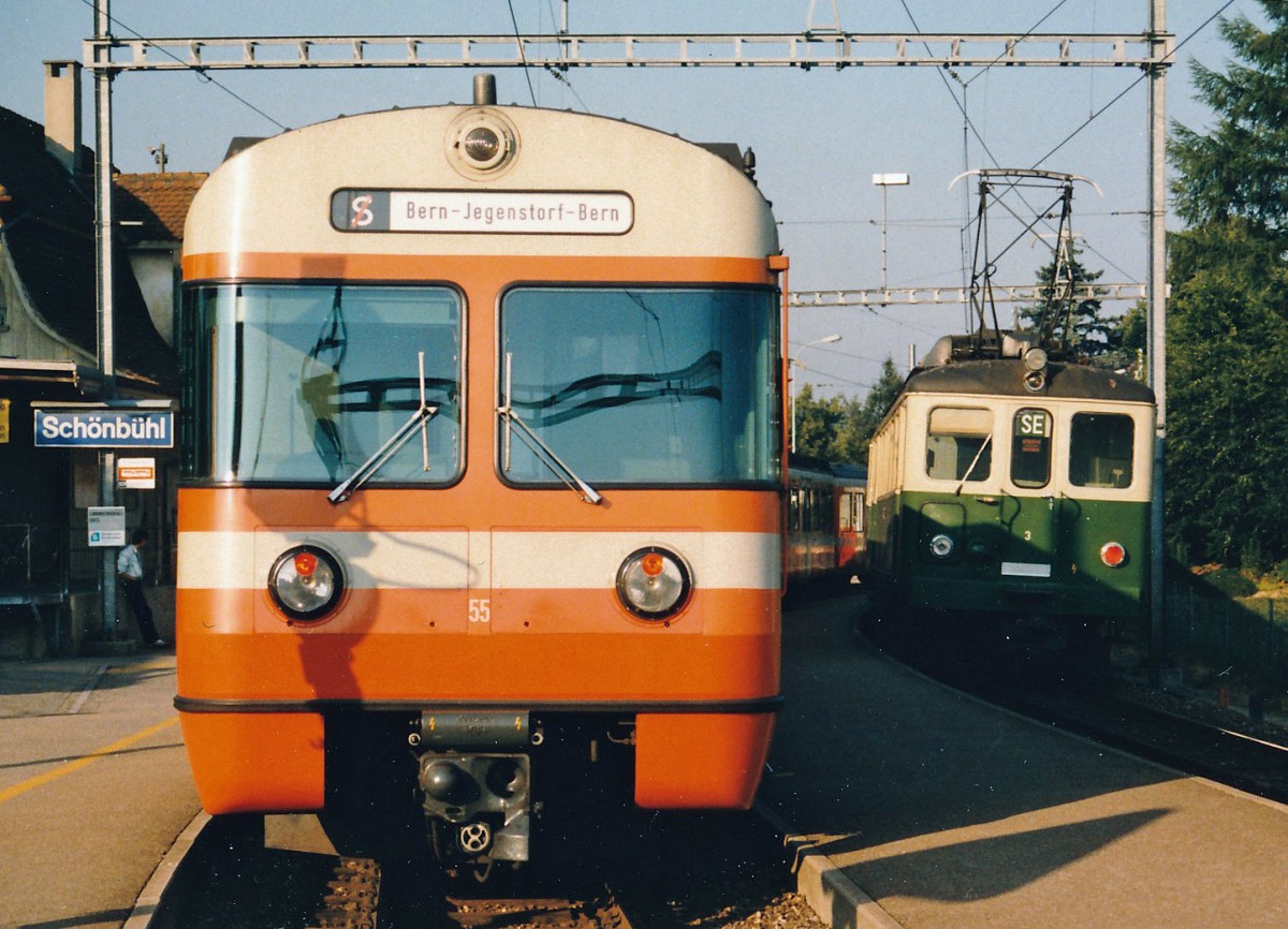 RBS/SZB: Eine Zugskreuzung aus vergangenen Zeiten auf der alten Station Schnbhl im Jahre 1984. Damals kam es zu einer Begegnung zwischen der S Bern-Jegenstorf-Bern mit dem Be 4/8 55  MANDARINLI  und der SE Bern-Solothurn-Bern mit dem ABDe 4/4 3.
Foto: Walter Ruetsch 