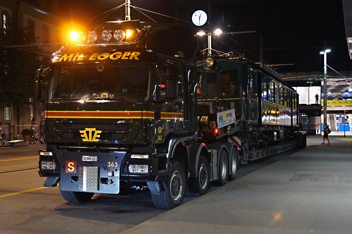 RBS/SZB:
100 JAHRE SOLOTHURN-BERN
Am 27. August 2016 feierte der RBS (ehemals SZB) sein Jahrhundertfest in Solothurn, Bern und Jegenstorf. Zu diesem erfreulichen Gross Anlass wurde der CFe 4/4 11  Hoschtet Schnägg  aus dem Jahre 1916 auf dem Bahnhofplatz Bern an diesem Standort ausgestellt, wo er bereits vor 100 Jahren stand. Der Transport auf der Strasse erfolgte in der Nacht vom 25. auf den 26. August 2016. Die Aufnahme entstand bei der pünktlichen Ankunft um 01:00 Uhr in Bern.
Foto: Walter Ruetsch 
