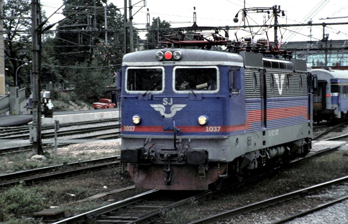 Rc 2 Nr.1037, von ASEA Baujahr 1969, in Hallsberg am 01.08.1994 (Diascan).Die Stationierung war 1988 Malmö.
