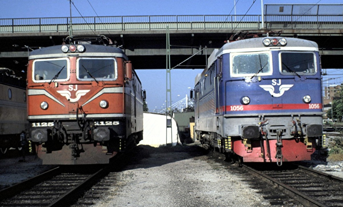 Rc 2 Nr.1056, von ASEA Baujahr 1970 und Rc 2 Nr.1125, von ASEA Baujahr 1974, in Hallsberg am 03.08.1994 (Diascan). Die Stationierung war 1988 für 1056 Sävenäs und für 1125 Hallsberg.