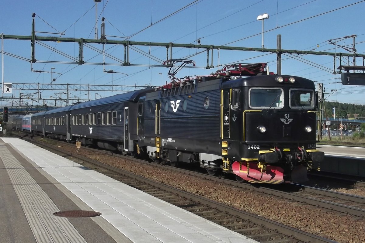Rc6 1402 steht am 11 September 2015 abfahrtbereit ins Knotenpunkt Hallsberg.