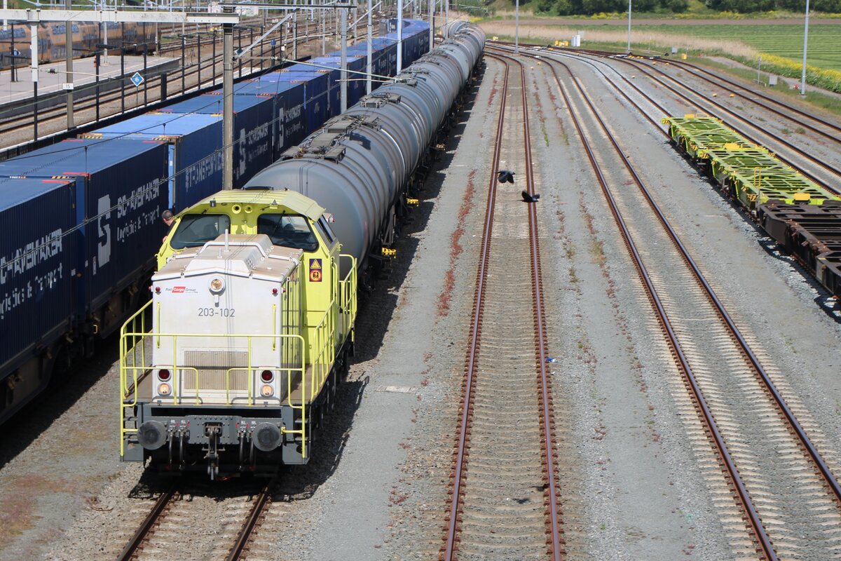 RCC Netherlands, ex Captrain 203 102 treft am 27 April 2026 in Lage Zwaluwe ein mit ein Kesselzug aus Moerdijk.