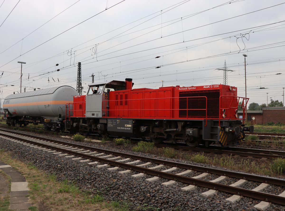 RCC (Rail Cargo Carrier) Diesellokomotive G 1206 1275 815-9 ( 92 80 1275 815-9 D-RCCDE) Baujahr 2000. G�terbahnhof Oberhausen West 18-08-2022.

RCC (Rail Cargo Carrier) diesellocomotief G 1206 1275 815-9 ( 92 80 1275 815-9 D-RCCDE) bouwjaar 2000. Goederenstation Oberhausen West 18-08-2022.