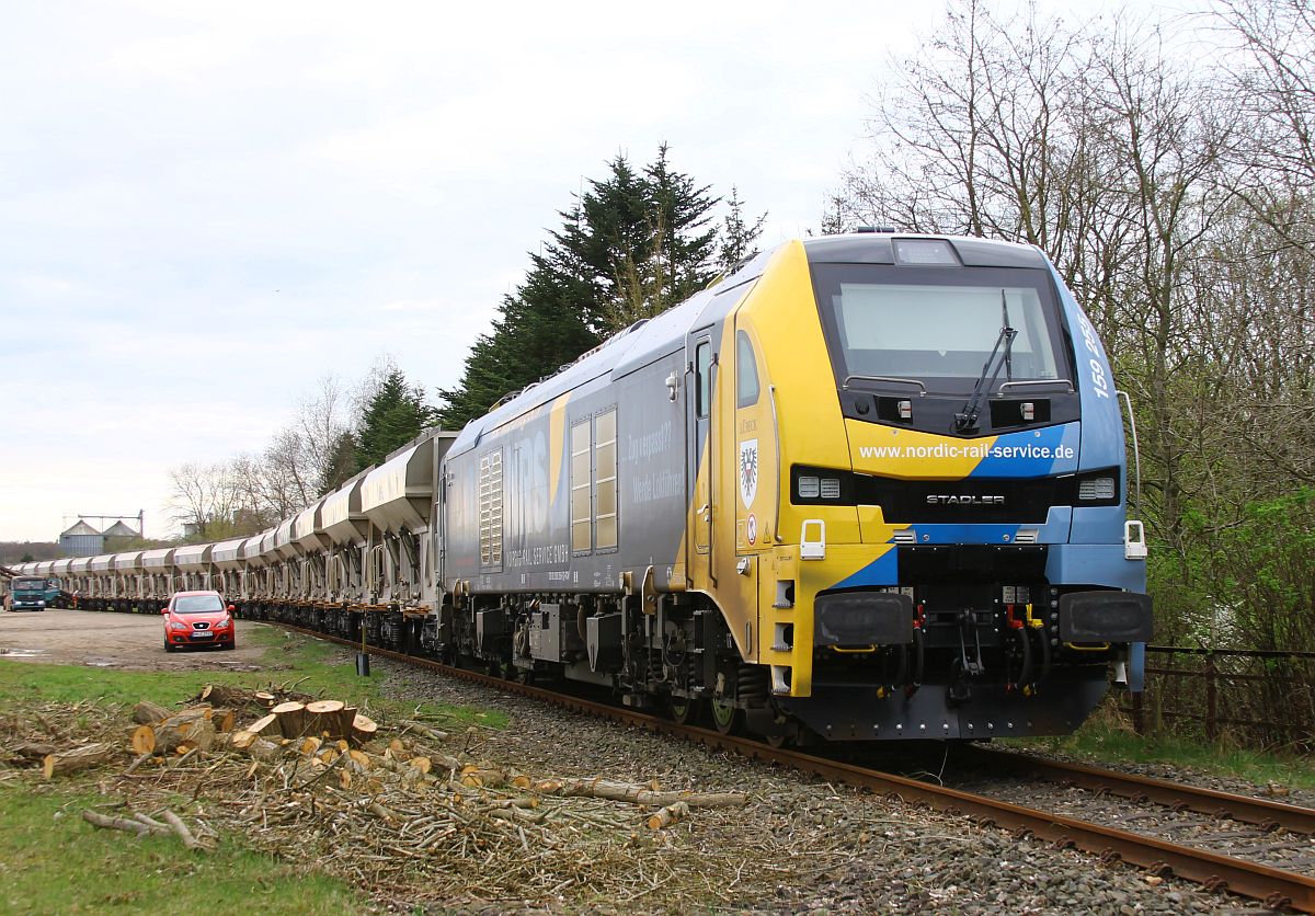 RCM/NRS 2159 255, REV 13.10.23, vor langem Düngerzug aus GATX Schüttgutwagen in Flensburg-Weiche 08.04.2024 