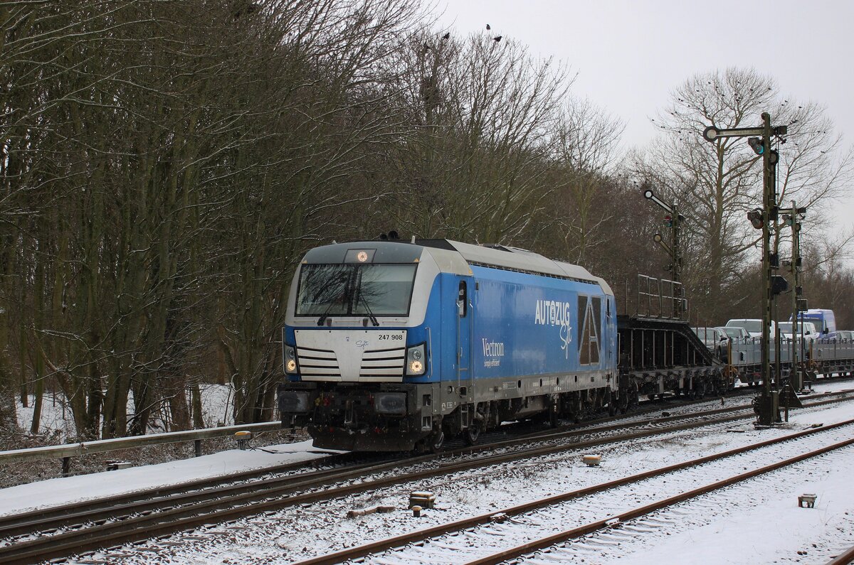 RDC 247 908 'DEBBIE'  zieht am 16 Februar 2026 ein Sylt-shuttle aus Niebüll nach Westerland (Sylt). Nichts besonderes, ausserhalb das dieser Zug eine Schubelok bekomt obwohl die Beladung des Züges gerade nicht so anspruchsvoll ist.