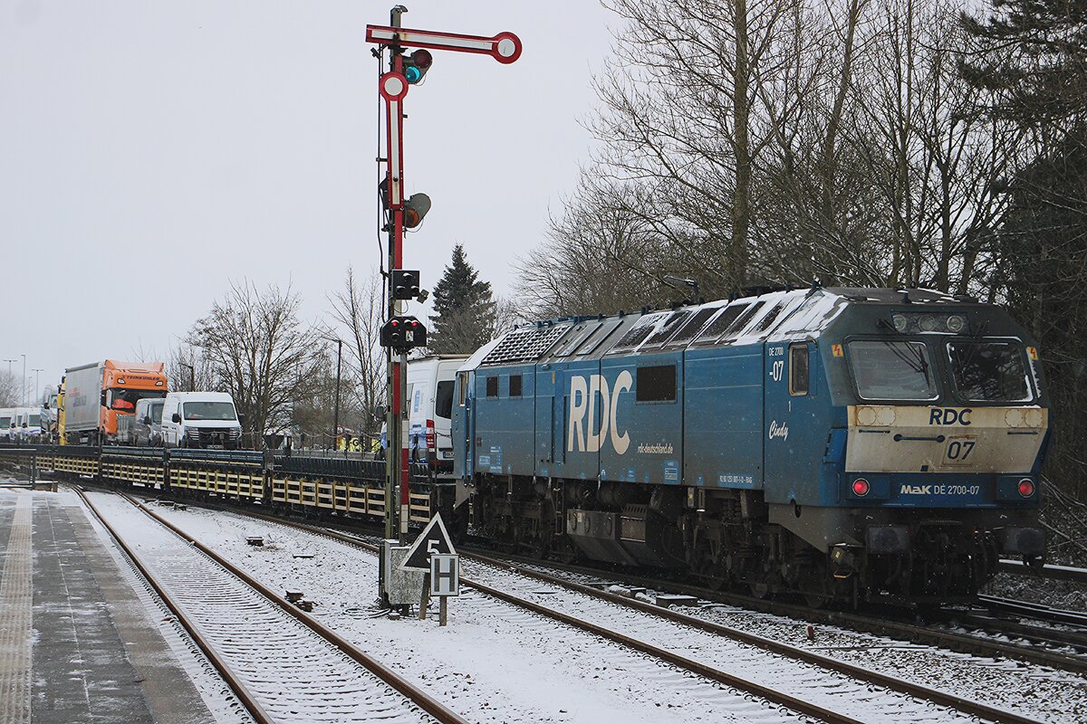 RDC DE 2700-07 schiebt, schmüztig und stark, ein RDC Autozug aus Niebüll nach Westerland (Sylt)  am 16 Februar 2026. Schiebediensten an Syltshuttles und RDC Autozüge sind jedoch etwas rares...