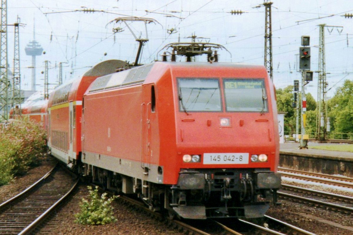 RE-1 mit 145 042 treft am 13 April 2000 in Köln Deutz ein.