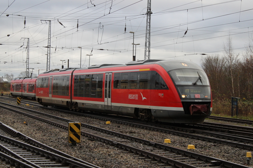 RE 13122 von Tessin nach Wismar bei der Einfahrt im Rostocker Hbf.20.11.2015