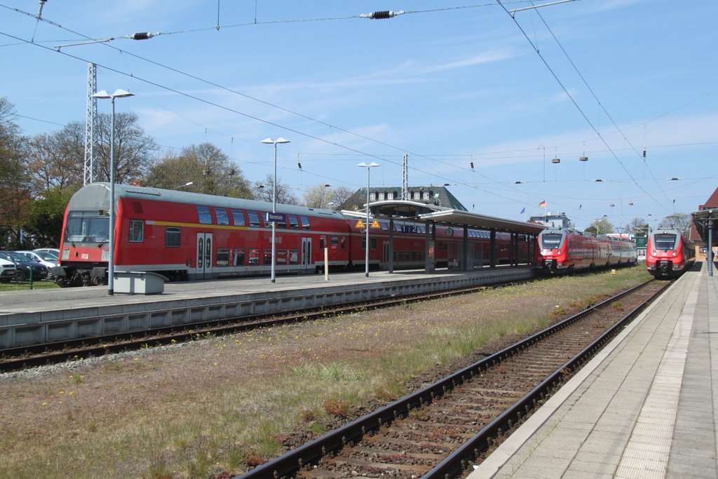 RE 18591 von Warnem�nde nach Berlin Hbf(tief)hatte noch im Bahnhof Warnem�nde Pause.03.05.2015