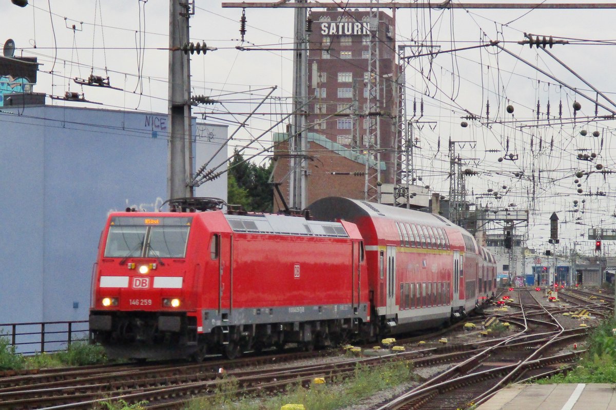 RE-4 nach Hamm treft am 4 Oktober 2017 mit 146 259 in Köln Hbf ein.
