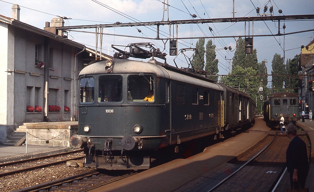 Re 4/4 I 10036 fhrt im Frhjahr 1979 in den Bahnhof Rohrschach Hafen ein