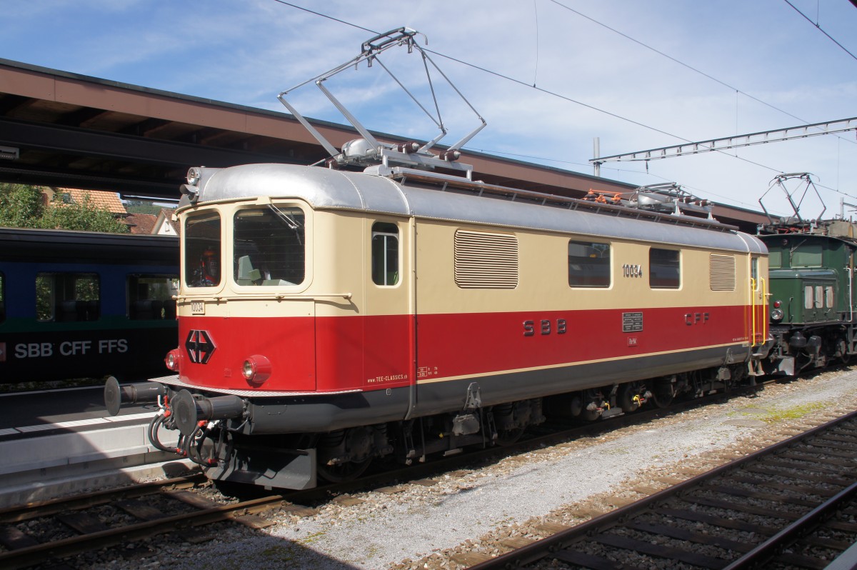 Re 4/4 I Trifft Krokodil, anlässlich einer Sonderfahrt nach Einsiedeln.