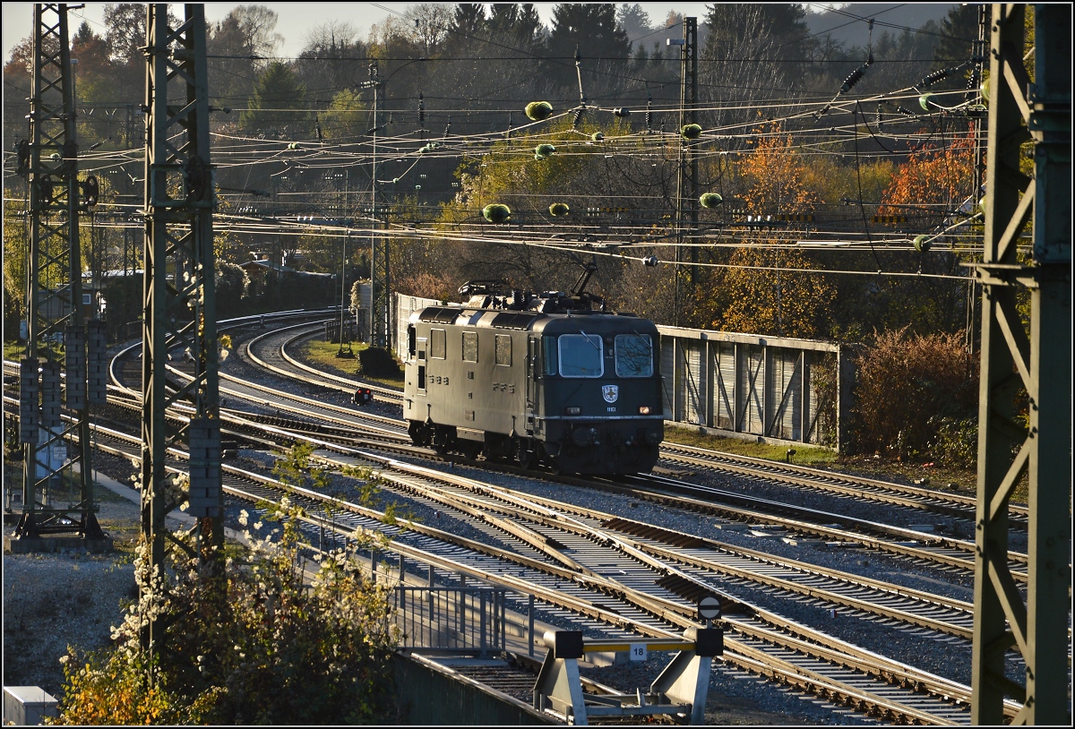 Re 4/4 II 11161 im grünen Farbkleid begibt sich auf Warteposition um IC 187 aus Stuttgart zu übernehmen. November 2013.