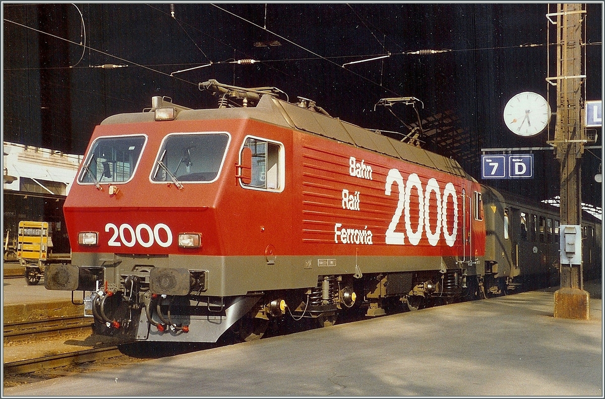 Re 4/4 IV (Bahn Rail Ferrovia 2000) in Lausanne im April 1987. 