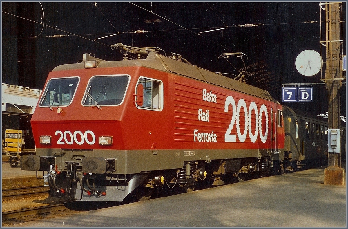 Re 4/4 IV (Bahn Rail Ferrovia 2000) in Lausanne im April 1987.
(Gescanntes Analog-Bild)