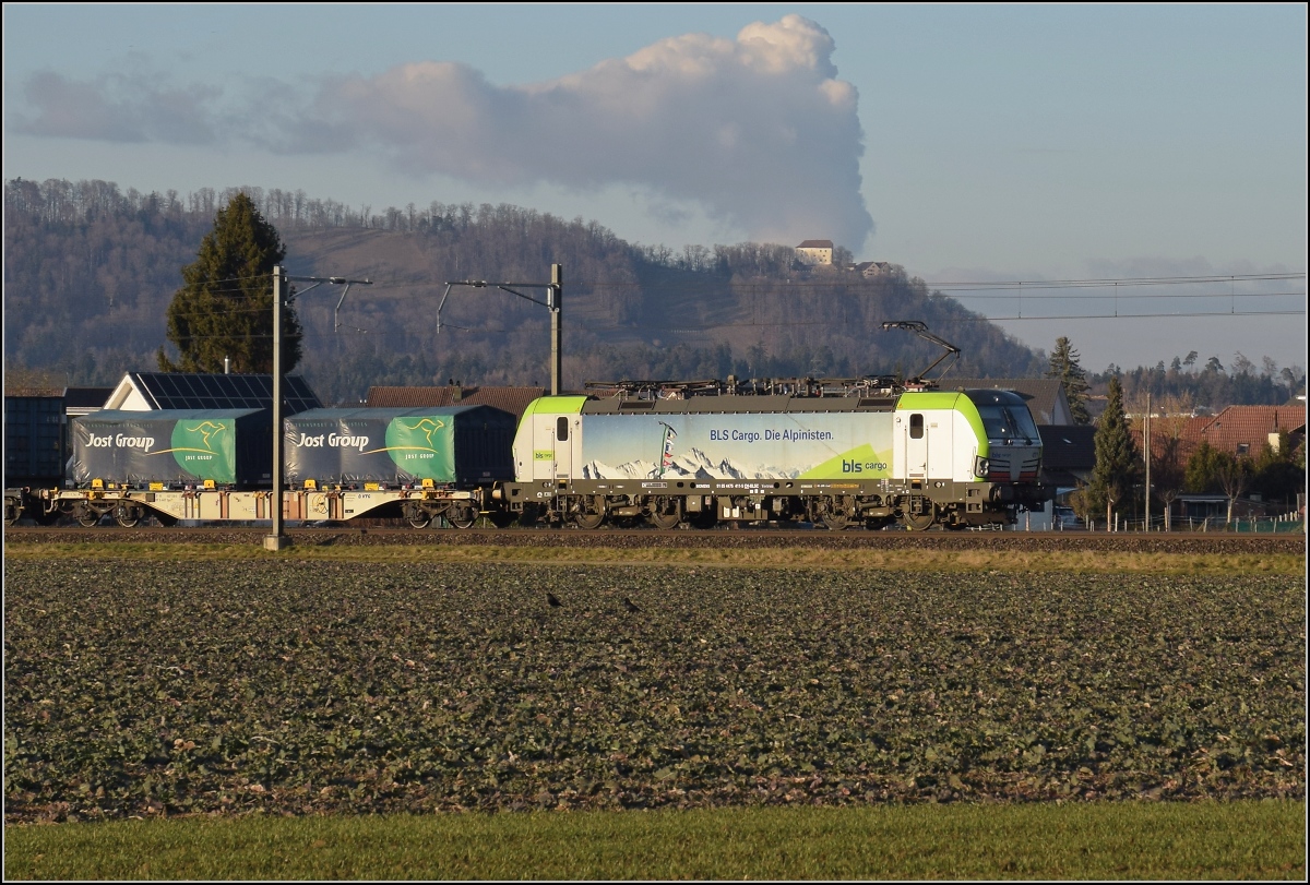 Re 475 411 BLS war an die einzige Schweizerin während der Fotosession. Hendschiken, Januar 2022. 