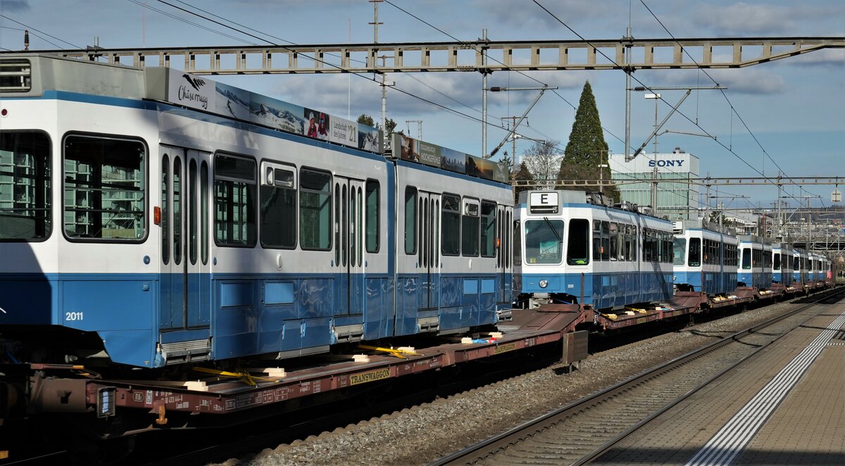 Re 620 072-9  Balerna , Tram 2000 (VBZ)
VON ZÜRICH NACH WINNYZJA.
Ab dem Jahr 2022 erhält die Stadt Winnyzja in der Ukraine in einem ersten Schritt 35 Tram 2000 der Verkehrsbetrieb Zürich (VBZ). Um dies zu ermöglichen, haben die Schweiz und die Stadt Winnyzja am 23. Dezember 2020 ein Abkommen für die zweite Phase des seit dem Jahr 2006 laufenden Strassenbahnprojekts unterzeichnet.
Mit dem von der Re 620 072-9 „Balerna“ geführten planmässigen  Güterzug 60281 RBL – BU gingen am 20. März 2023 acht ehemalige VBZ Tram 2000 auf ihre grosse Reise. Verewigt wurden sie anlässlich der Bahnhofsdurchfahrt Schlieren.
Foto: Walter Ruetsch
